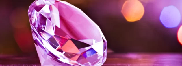Perizie estimative diamanti - Bigstock Diamond in purple light 12237602